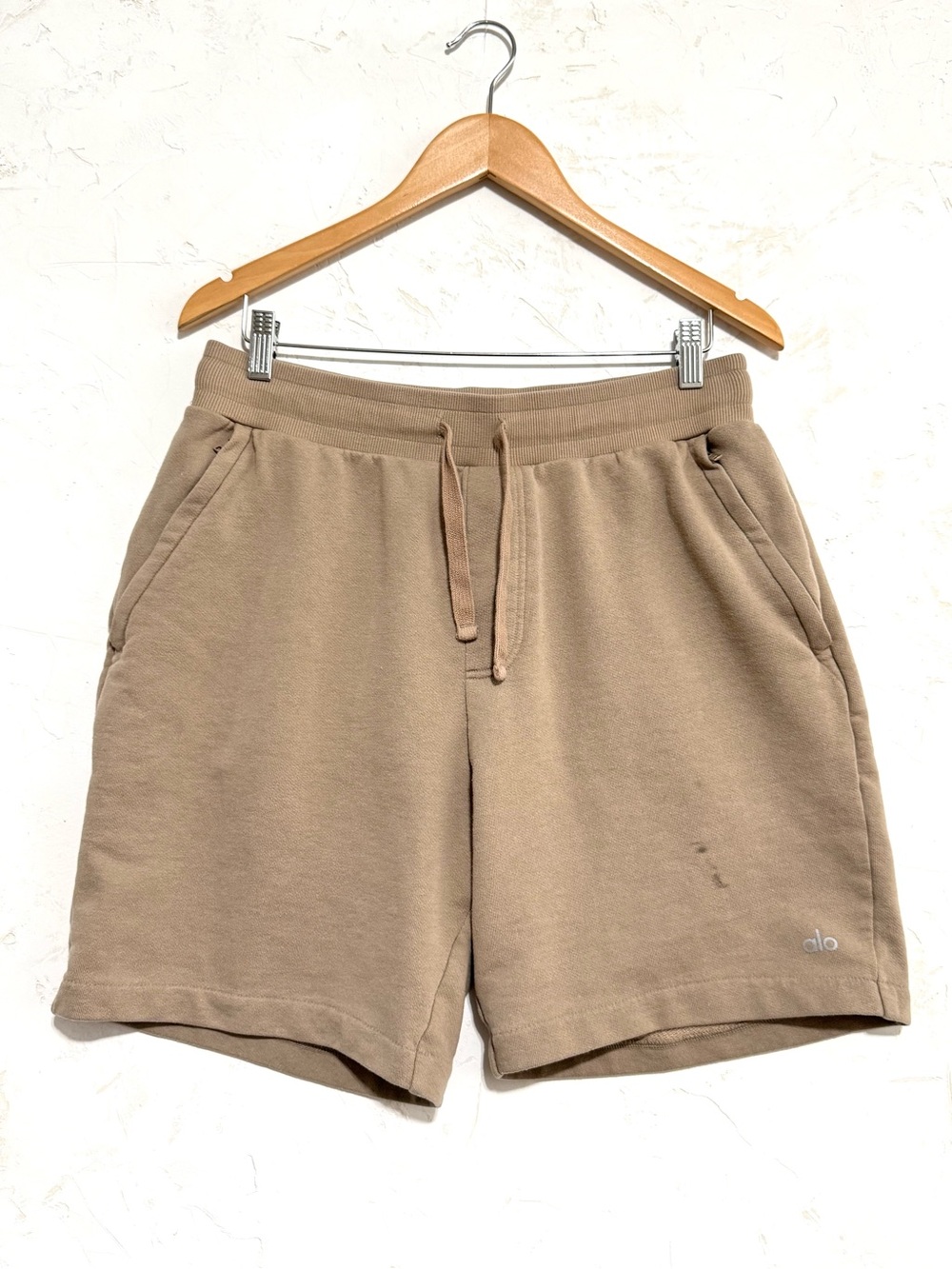 ALO Yoga Men’s Accolade Fleece Sweat Shorts L Taupe Zip Pocket Lounge Athleisure